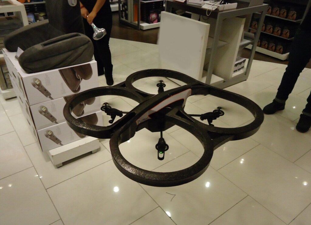 Dron se čtyřmi vrtulemi. Na začátek stačí menší a levnější
